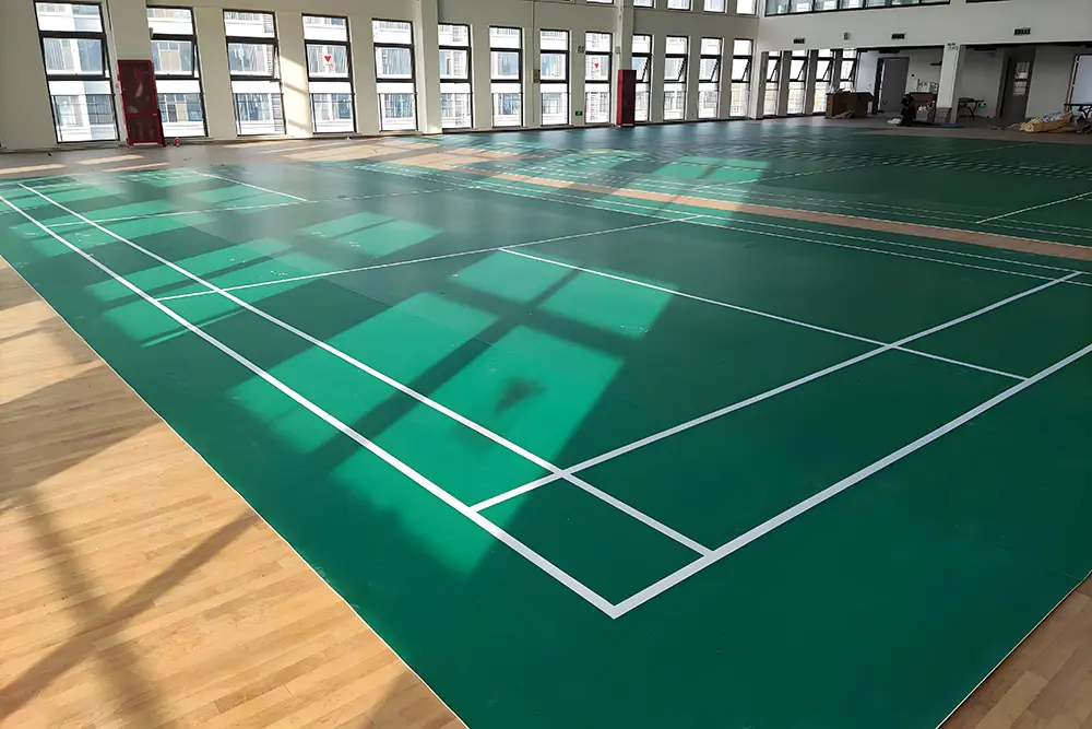 пол бадминтонной площадки